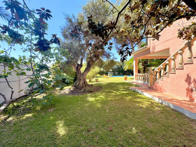 Villa avec 6 Chambres  à San Pedro de Alcántara