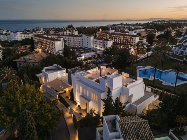 Villa con 11 Dormitorios  en Nueva Andalucía