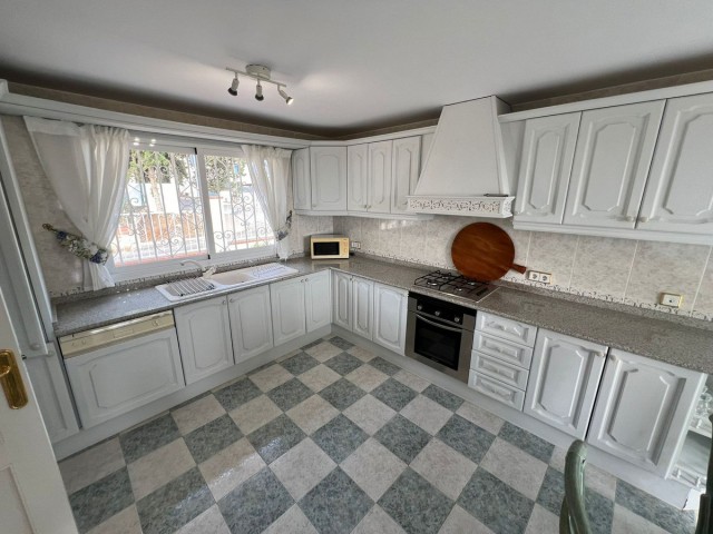 Villa con 4 Dormitorios  en Campo Mijas