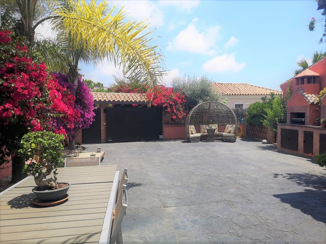 11 Bedrooms Villa in New Golden Mile