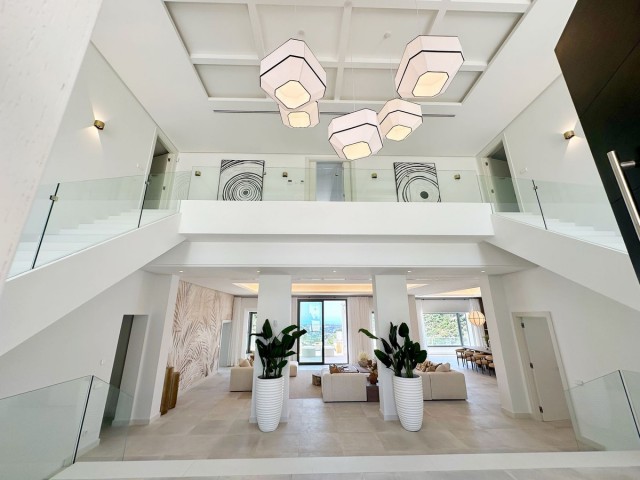 Villa con 5 Dormitorios  en El Madroñal