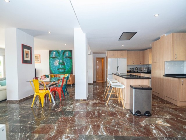 Apartamento con 4 Dormitorios  en Carvajal