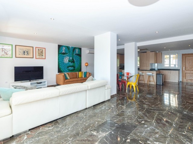 Apartamento con 4 Dormitorios  en Carvajal