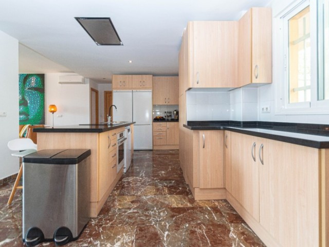 Apartamento con 4 Dormitorios  en Carvajal