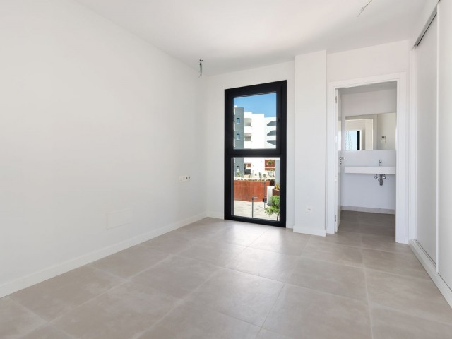 Apartamento con 2 Dormitorios  en Benalmadena Costa