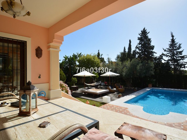 5 Bedrooms Villa in Nueva Andalucía