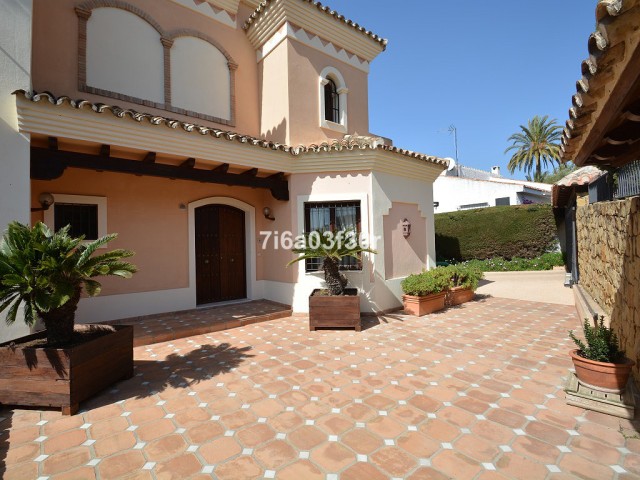 5 Bedrooms Villa in Nueva Andalucía