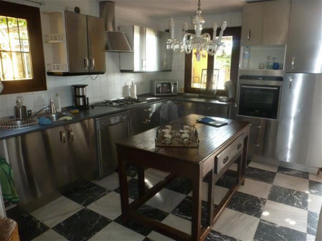 6 Bedrooms Villa in Estepona