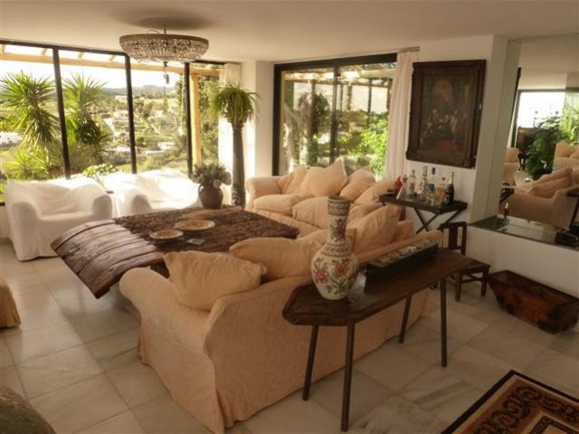 6 Bedrooms Villa in Estepona