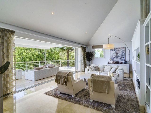 Villa con 5 Dormitorios  en El Madroñal