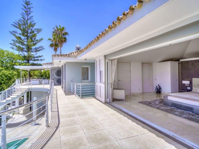 Villa con 5 Dormitorios  en El Madroñal
