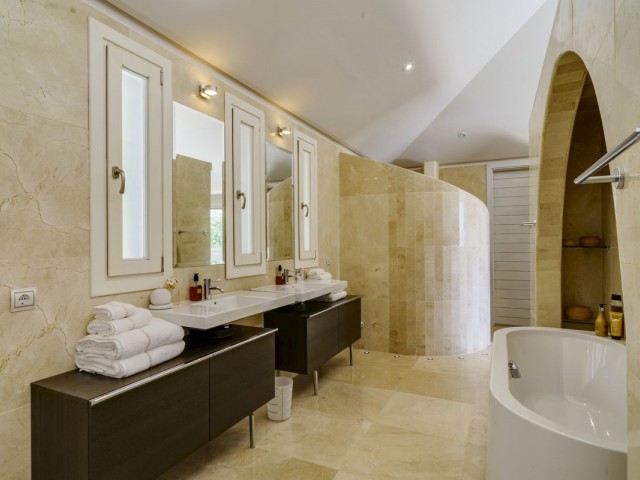 Villa avec 5 Chambres  à El Madroñal