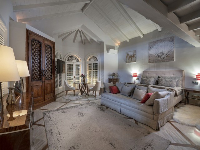 Villa avec 6 Chambres  à San Roque Club