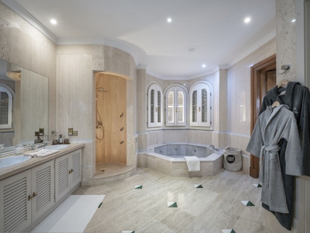 Villa avec 6 Chambres  à San Roque Club