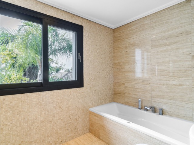 6 Makuuhuoneen Huvila The Golden Mile