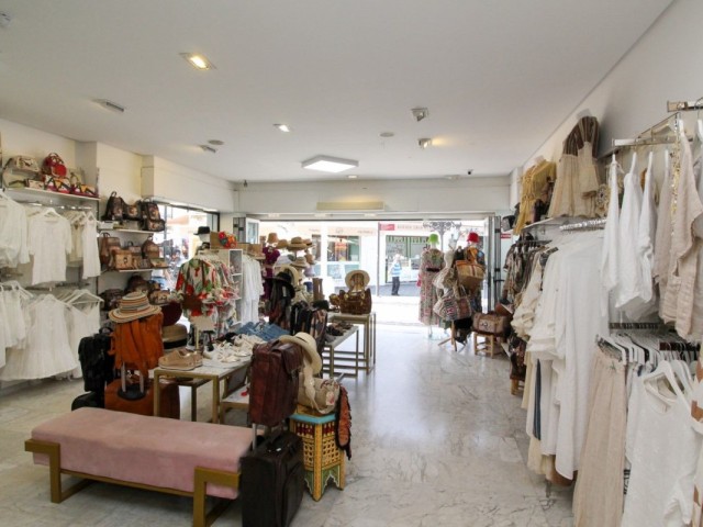 Commercial avec 0 Chambres  à Mijas