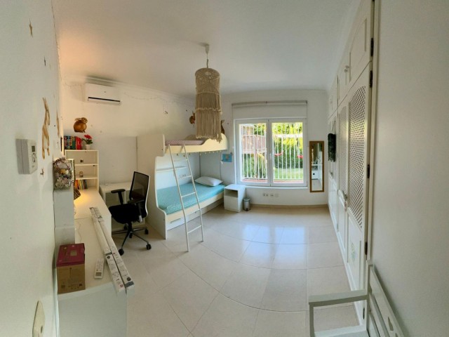 5 Bedrooms Villa in Sotogrande Costa