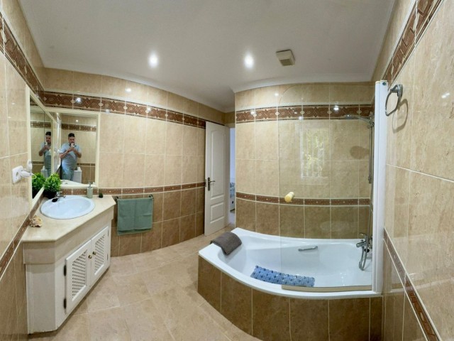 5 Bedrooms Villa in Sotogrande Costa