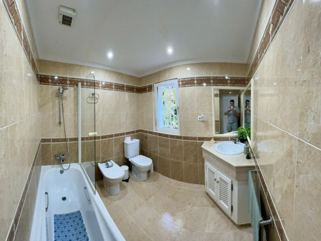 5 Bedrooms Villa in Sotogrande Costa