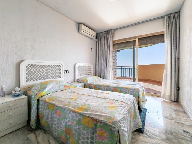 5 Bedrooms Apartment in Los Boliches