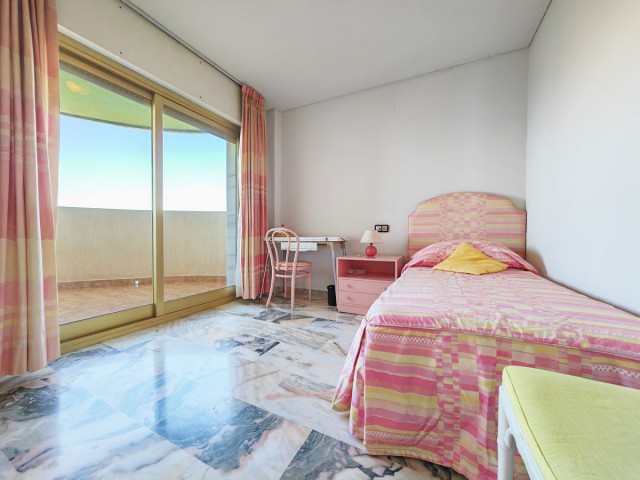 5 Bedrooms Apartment in Los Boliches