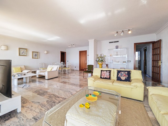 5 Bedrooms Apartment in Los Boliches