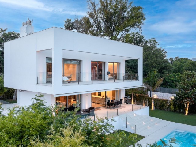 4 Bedrooms Villa in Guadalmina Baja