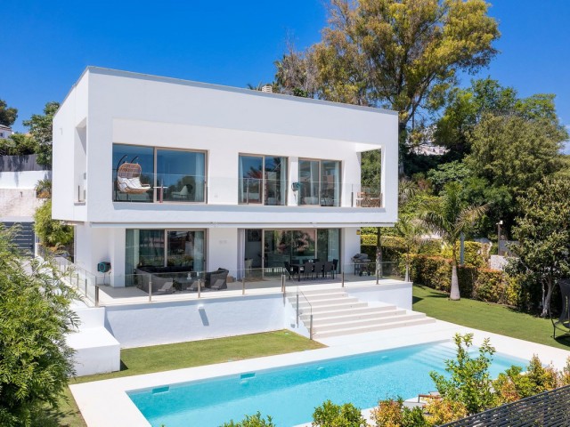 4 Bedrooms Villa in Guadalmina Baja