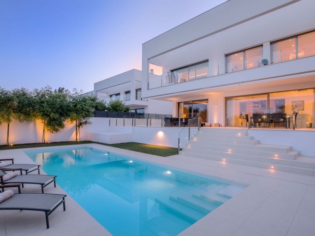 4 Bedrooms Villa in Guadalmina Baja