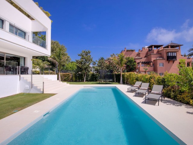 4 Bedrooms Villa in Guadalmina Baja