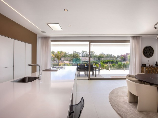 4 Bedrooms Villa in Guadalmina Baja