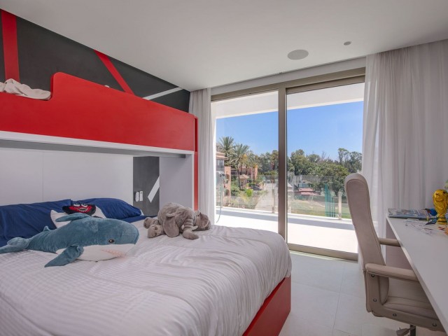 4 Bedrooms Villa in Guadalmina Baja