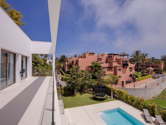 4 Bedrooms Villa in Guadalmina Baja