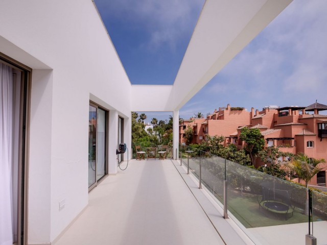 4 Bedrooms Villa in Guadalmina Baja