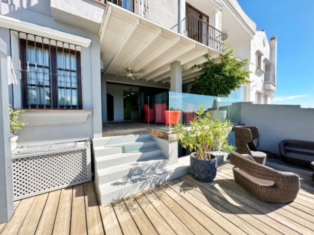 Villa con 5 Dormitorios  en La Heredia