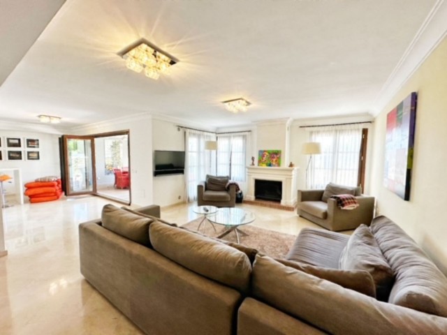 Villa con 5 Dormitorios  en La Heredia
