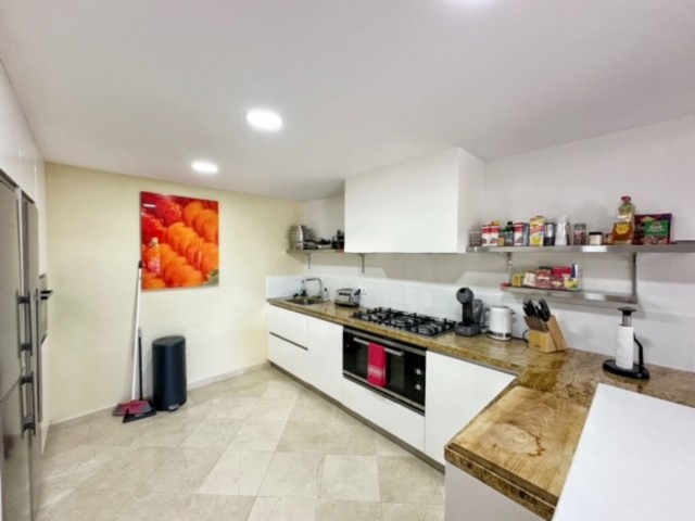 Villa con 5 Dormitorios  en La Heredia