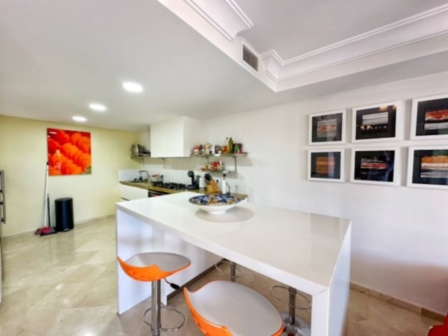 Villa con 5 Dormitorios  en La Heredia