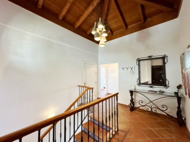Villa con 5 Dormitorios  en La Heredia