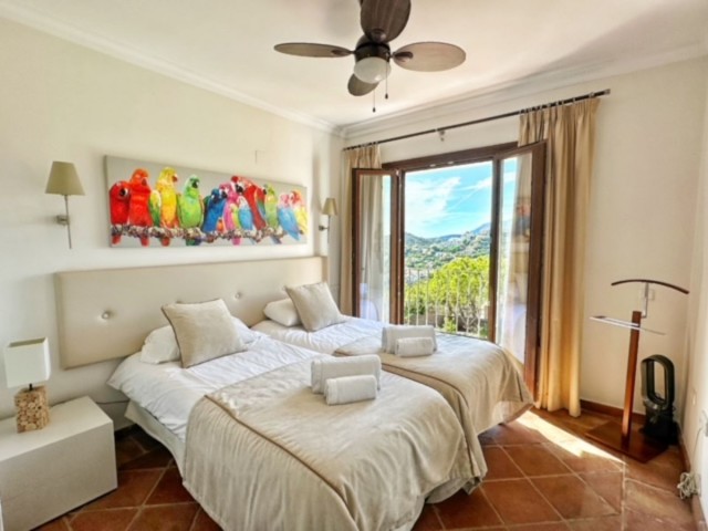 Villa con 5 Dormitorios  en La Heredia