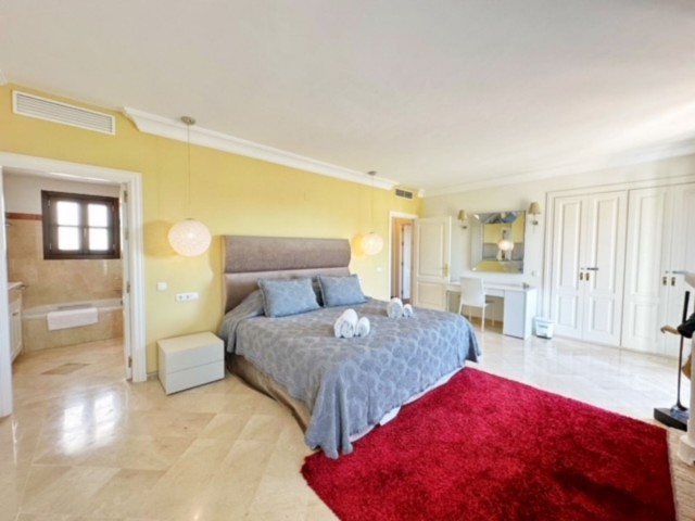 Villa con 5 Dormitorios  en La Heredia