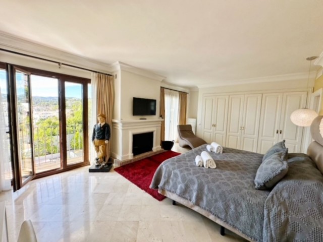 Villa con 5 Dormitorios  en La Heredia
