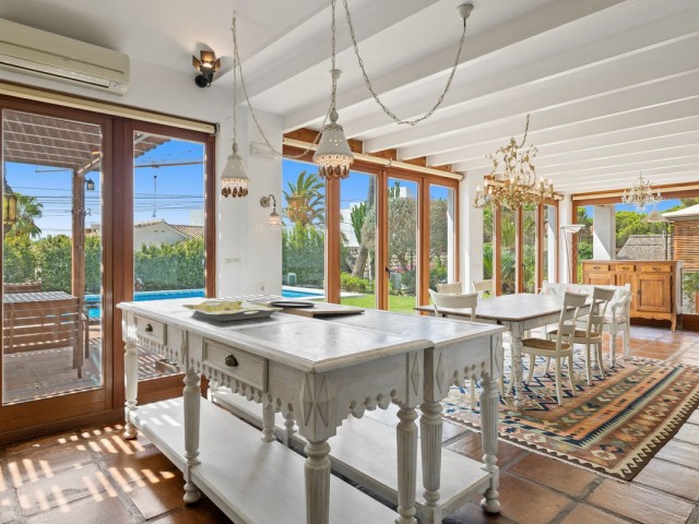 Villa avec 6 Chambres  à Marbesa