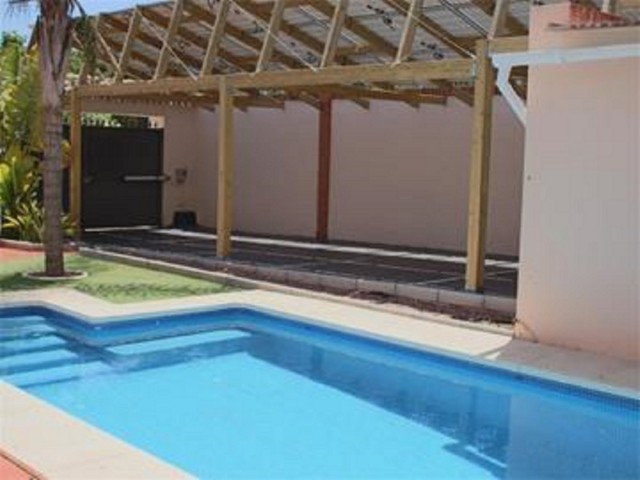 Villa con 6 Dormitorios  en Torremolinos