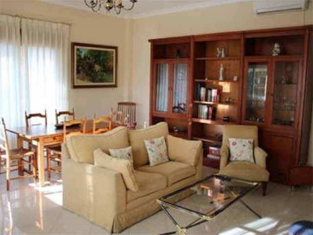 Villa con 6 Dormitorios  en Torremolinos