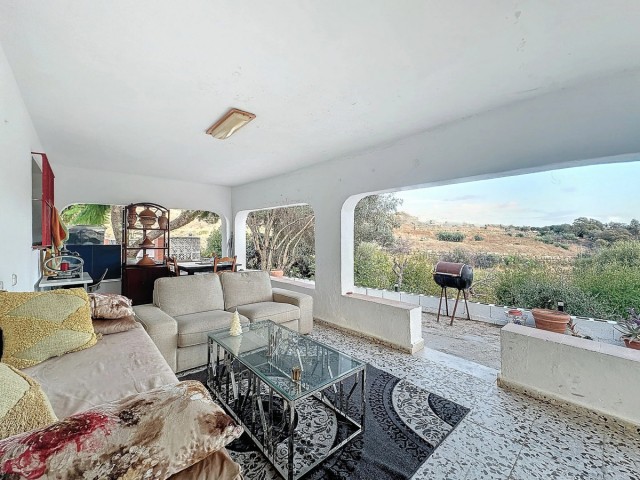 Comercial con 2 Dormitorios  en Estepona