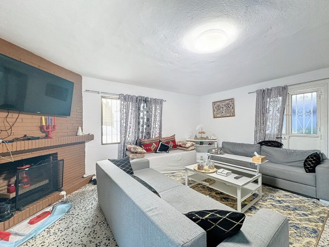 Comercial con 2 Dormitorios  en Estepona