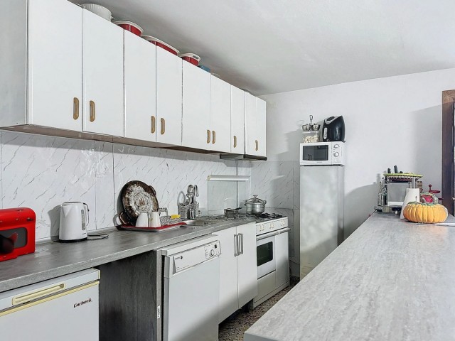 Comercial con 2 Dormitorios  en Estepona