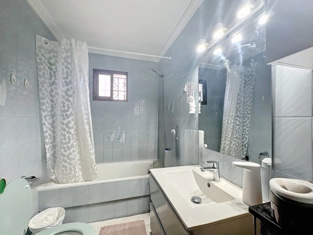 Comercial con 2 Dormitorios  en Estepona