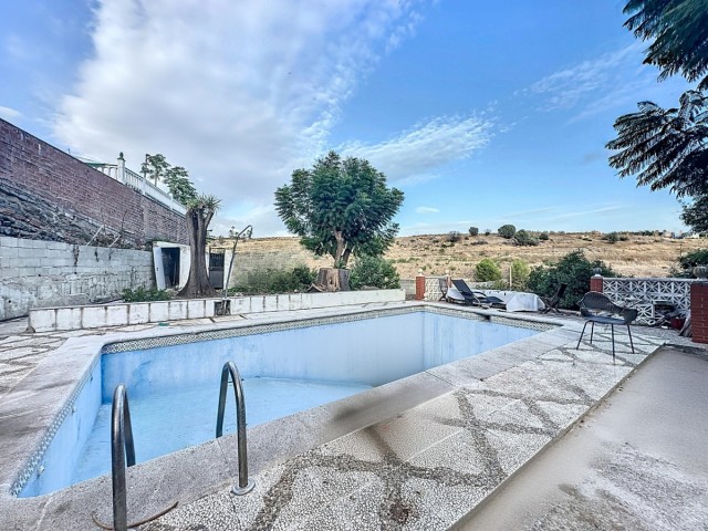 Comercial con 2 Dormitorios  en Estepona